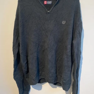 Mörkgrå stickad half zip tröja - Fin stilren tröja som är använda väldigt fåtal gånger alltså väldigt bra skick, de är bra material. Varan kommer skickas inom 24 timmar från att du köpt plagget📦