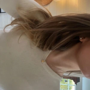 Beige stickad tröja - Stickad tröja i 100% Kashmir från Yorn, storleken är M men passar XXS/XS. Färgen är beige!❤️