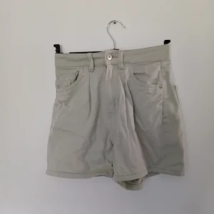 shorts med hög midja h&m - Snygga gröna shorts med hög midja i storlek 32 från h&m. Har använt de varsamt