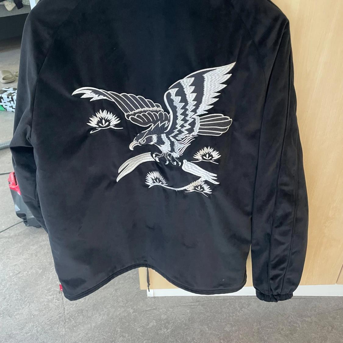 Svart jacka med broderade örnar - 1
