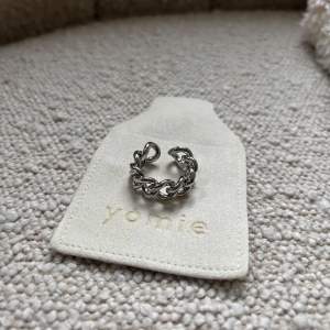 Snygg silverfärgad ring från Yomie med en unik kedjedesign. Perfekt för att ge en stilren touch till din outfit. Ringen är justerbar och passar de flesta storlekar.