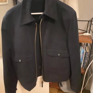 Tiger Of Sweden Jacka/Overshirt - Snygg Tiger Of Sweden jacka i storlek S. Pris 700, nypris 5500. Jacka helt oanvänd har bara tappat bort lappen, inget tecken på slitage. Jackan sitter bra men lite liten på mig som är 187. Kan gå ner i pris vid snabb affär. 