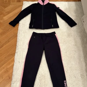 Marinblå och rosa skid/mjukis byxor från Bogner! - Perfekt att ha under jacka och överdragsbyxor när man åker skidor! Skulle säga att storleken är 146/152cm! 