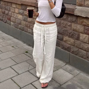 Linnebyxor alobha  - Säljer mina linnebyxor från alobha strl xs dom är uppsydda, så passar perfekt för de som är runt 160-162cm. 650kr💓💓