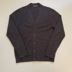 Stickad ull cardigan  - Brun/svart stickad ull kofta Mycket bra skick Storlek L 50% Får Ull 50% bomull Pris kan diskuteras Skriv vid minsta fråga eller fundering🤝💯