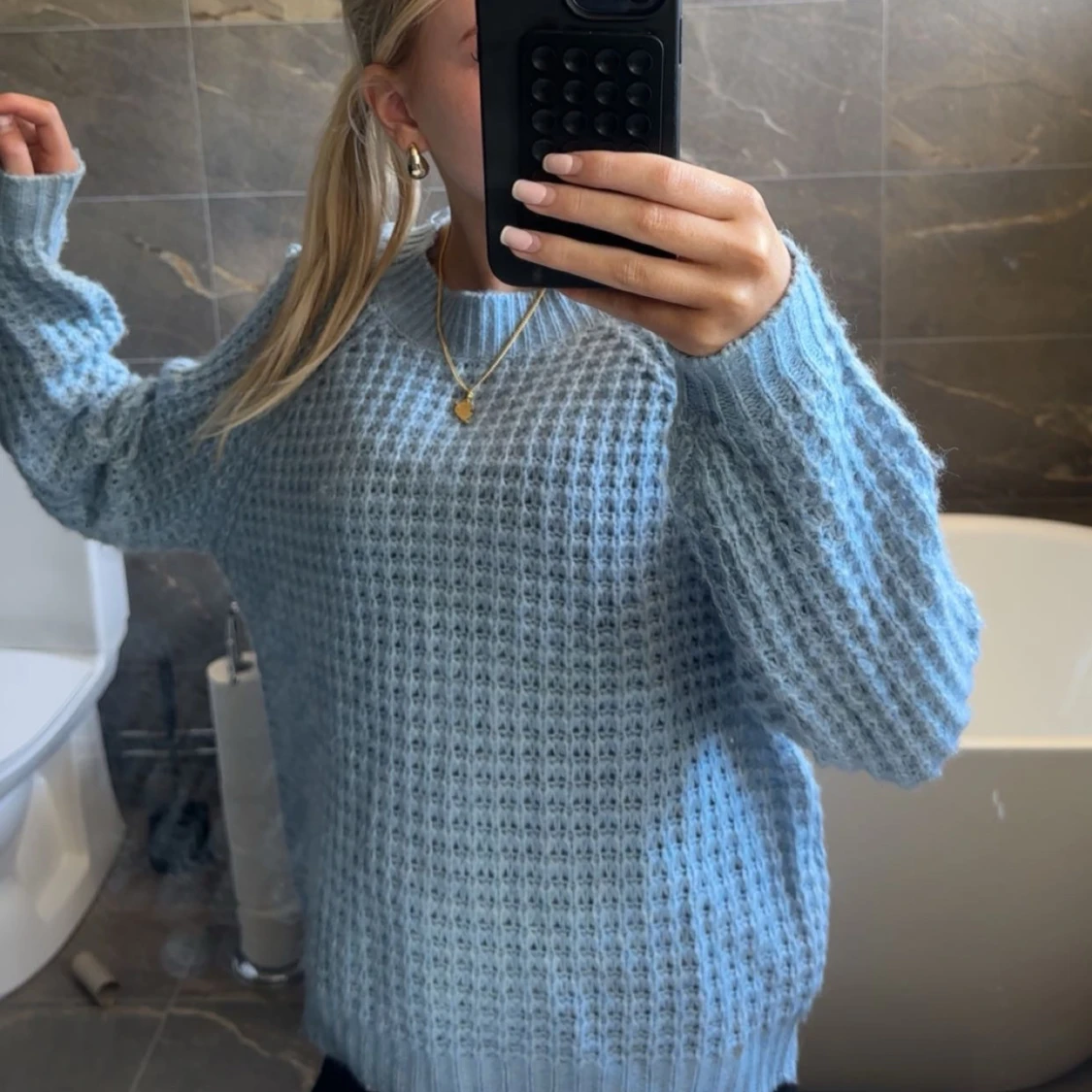 Ljusblå stickad tröja