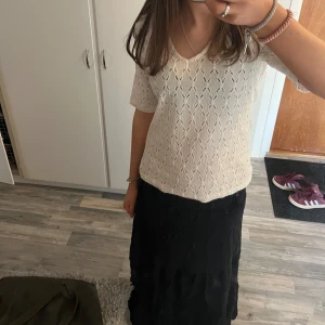 Maxi kjol - Snygg lång kjol med ett fladdrigt material. Perfekt när det är varmt. Säljer då den är lite för kort för mig som är 174. 
