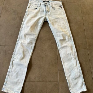 Replay anbass - Ett par schyssta replay anbass jeans som är väldigt clean. Jeansen är i storlek W28L30 men passar lite större. Tveka inte på att höra av er om ni har frågor!