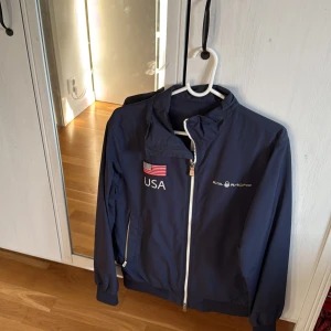 Sail racing jacka - Tja! Säljer nu en windbreaker från sail racing! Perfekt nu för våren och sommaren. Jackan är extremt skön och är i storleken s. Säljer den då den blivit för liten och inte andvänder den längre MVH Wilmer 