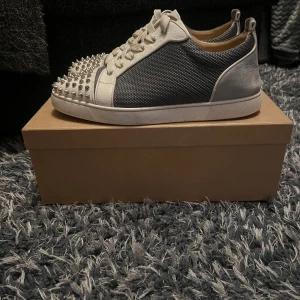 Louboutin  Junior Spikes Orlato sneakers -  Christian Louboutin skor ny pris ligger på 7k nån ting skorna är lite använda men mest smutsiga men inget slitage som inte går och få bort skorna är i strl 45 men sitter nog lite mindre så allt mellan 44-45 borde gå bra skorna är självklart äkta även fast det låga priset har flera referenser från kända återförsäljare som godkänt skorna 