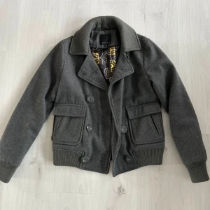 Grå jacka Amisu - Normal i storleken - använd få gånger så i väldigt bra skick - passar perfekt till våren eller hösten!🩷