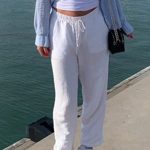 Vita linnebyxor - jag är 169cm lång och det passar okej, men det är bättre för någon kortare