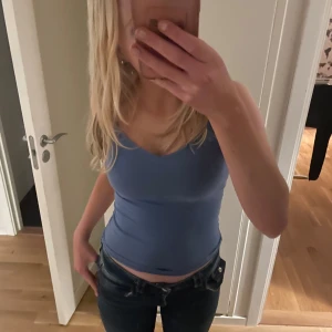 Blå linnetopp - Säljer en snygg blå linnetopp med smala axelband. Perfekt för varma dagar eller som ett lager under en tröja. Enkel och stilren design som passar till det mesta. Den är i storlek xs och typ aldrig använd! 💞🫶🏻 den är ifrån Cubus!