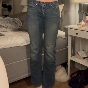 Blå bootcut jeans från Only - Snygga blå bootcut jeans från Only med klassisk femficksdesign. Jeansen har en låg midja och en bekväm passform som framhäver figuren. Perfekta för en avslappnad stil. Priset kan diskuteras!
