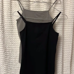 Svart och grön linnetopp från H&M🖤💚 - Två stilrena linnetoppar från H&M i svart och grön. Storlek på den gröna 146/152 och den svarta 158/164.  🍀🦓