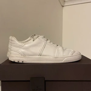 Valentino flycrew - Säljer nu ett par tvärfeta Valentino flycrew i storlek 43-Helt okej skick-6 nitar har lossnat-Därav priset-Box och ett litet Valentino kort medföljer!🙌💯✅✌️