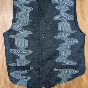 Väst från Eytys unisex S/M - Eytys väst unisex. Women strl M och Men strl S. Knappt använd så i fint skick!  Kan skickas eller avhämtas i Malmö. Ansvarar ej för ev slarv från postens sida.