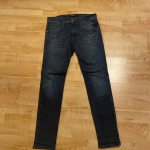 Replay jeans  - Hej, säljer dessa feta Replay jeans i bra skick. Dom har snygga slitningar. Storlek-28/30. Model-Anbass. Fraktar spårbart via PostNord/InstaBox!😄