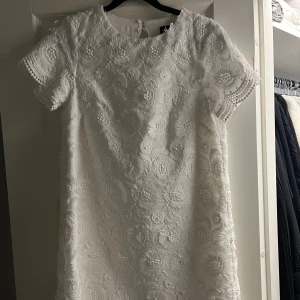 Zara klänning  -  Vit klänning ifrån Zara med lappen kvar