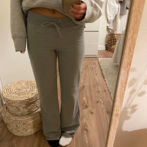 Mjukisbyxor - Lågmidjade mjukisbyxor från lager 157 i Xs, andra bilden är de nervikta.