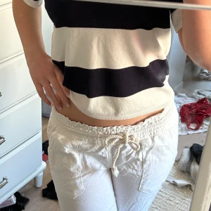 Snygga Roxy linnebyxor! - Säljer dessa snygga linnebyxor då de inte kommer till användning. Använda 1-2 gånger! Har två små fläckar som knappt syns och som säkert går bort med tvättmedel