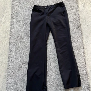 Svarta kostymbyxor från BikBok - Snygga svarta låg midjade kostymbyxor från BikBok i storlek 36.