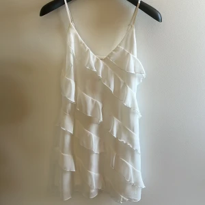 Vit klänning  - Så himla fin klänning som passar perfekt till bland annat studenten!!💕💕 Jag är ca 170 och brukar ha xs/s och den passar mig bra🙌🏽