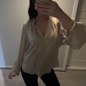 Beige fin blus - Säljer denna blus då den inte kommer till användning längre, är i fint skick❤️