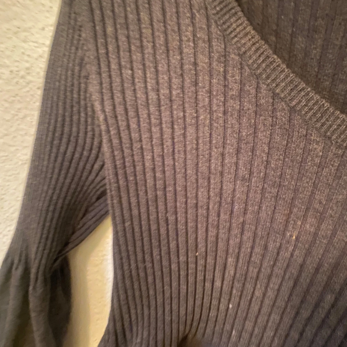 Mörkgrå ribbad tröja från Lindex - 3