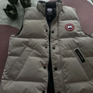 Hej! Canada goose väst är äkta  - hej! Grå canada goose väst finns om nån är sugen på att köpa pris kan diskuteras eller kan vi byta mot något som är värt lika mycket