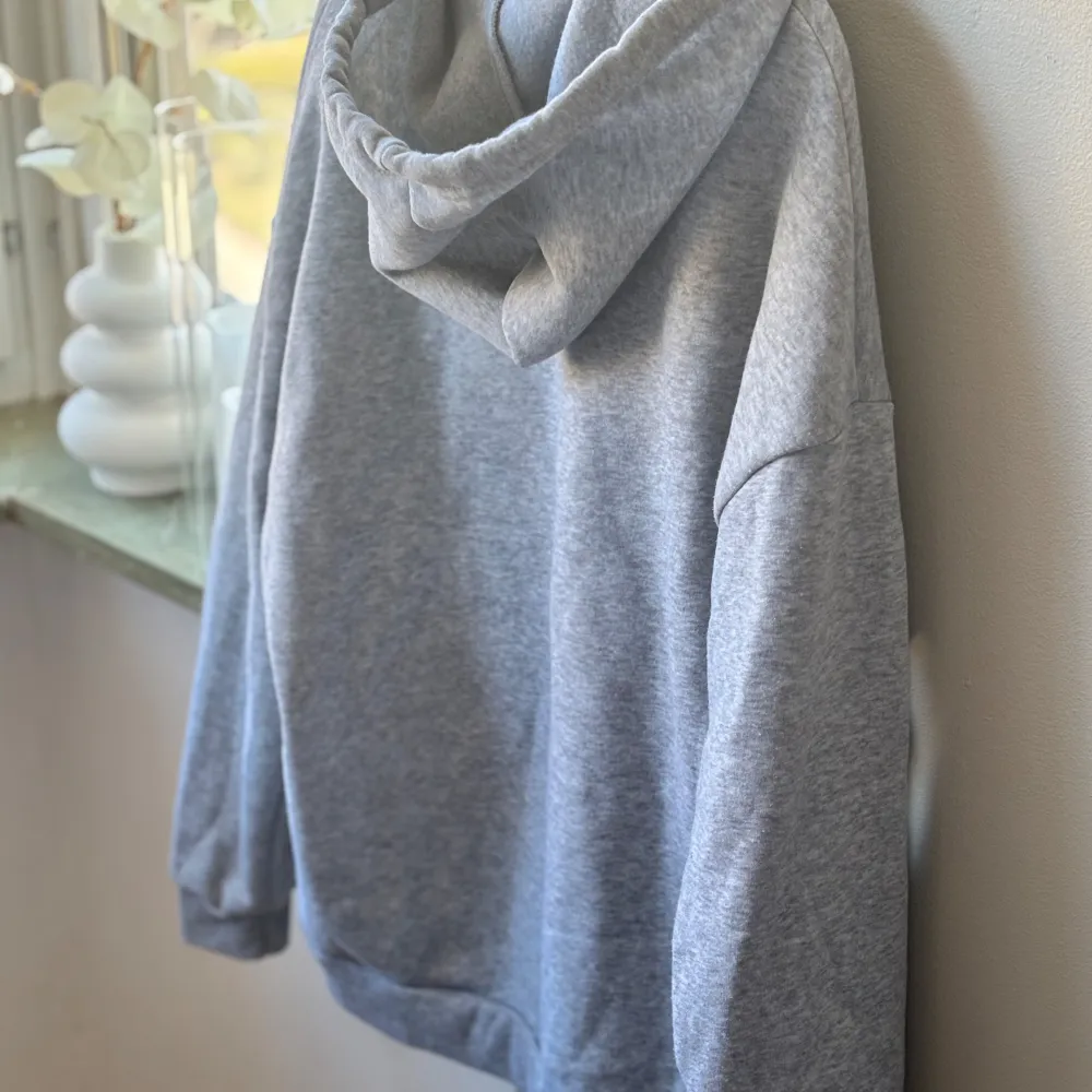 Säljer en stilren grå hoodie från Shein i storlek L. Använd men har normalt slitage (lite noppror). Neuletakit & Villapaidat.