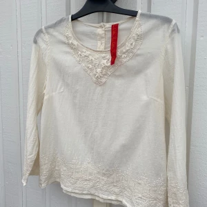 Blus från Ewa i walla - Använd Max 2 gånger sedan tvättad, säljes pga inte min stil riktigt så den har bara hängt. Väldigt tunn i tyget med virkade detaljer. Fler bilder fås vid förfrågan då jag ej kan lägga upp fler. Dyr i inköp. Djur och rökfritt hem! 