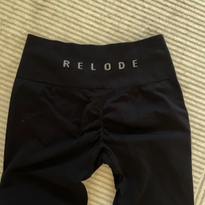  Träningstights - Träningstights från relode. Super sköna och sitter så fint på kroppen. Super bra kvalitet, använda men inget som syns. 💛💛