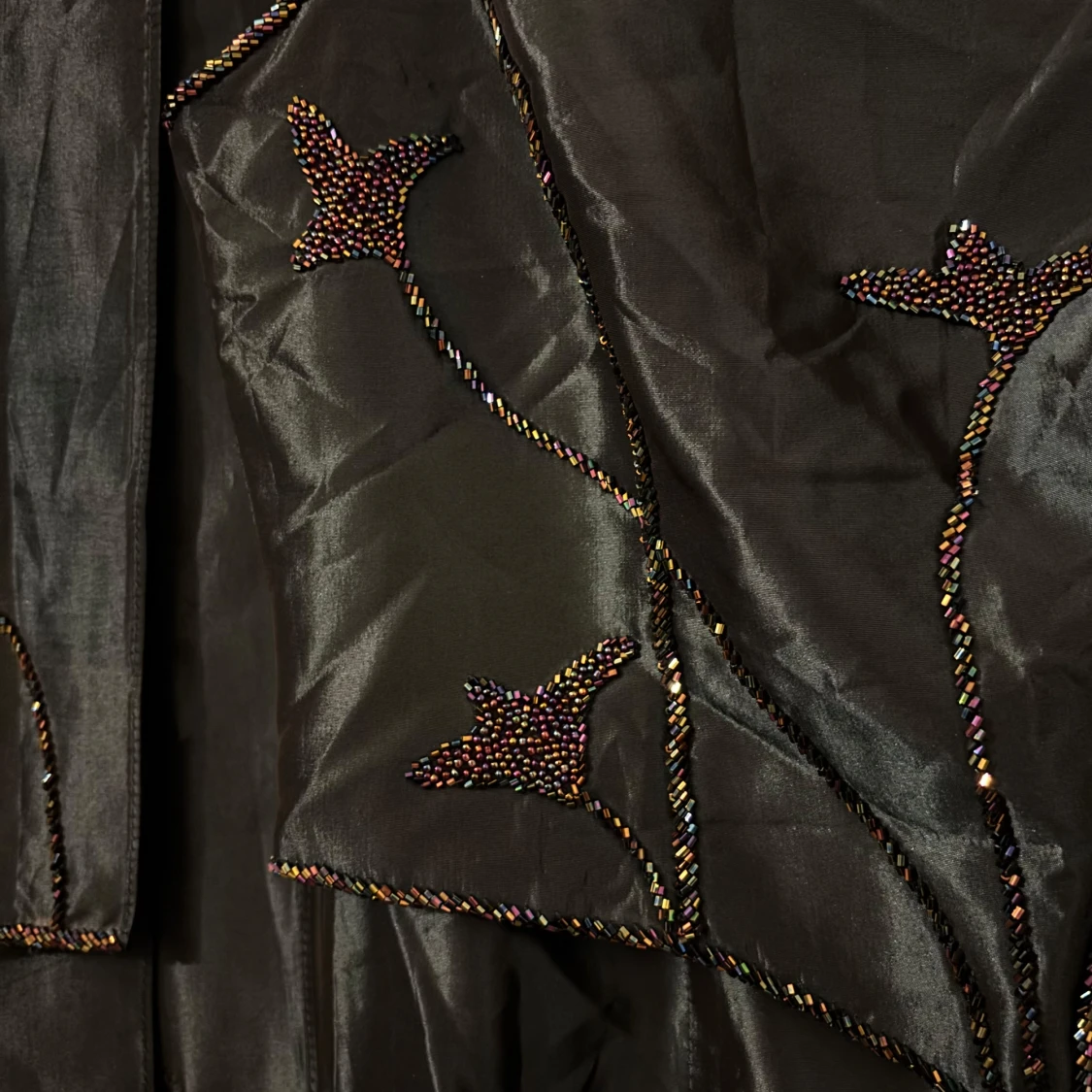 Mörkgrön klänning med broderade detaljer - 1