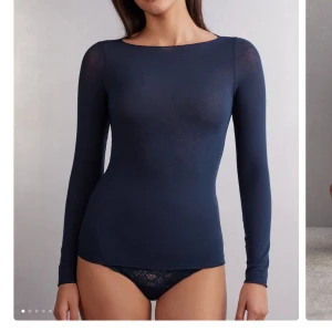 intimissimi tröja - Snygg och enkel mörkblå långärmad topp med rund hals. Perfekt för lager-på-lager eller att bära som den är. Mjuk och bekväm passform.