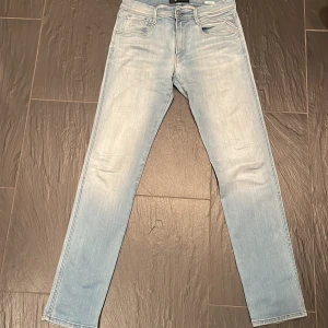 Ljusblå replay jeans  - Feta replay jeans i grymt skick‼️storlek w31 L32👍 nypris 1699‼️hör av dig vid frågor eller funderingar!🤝