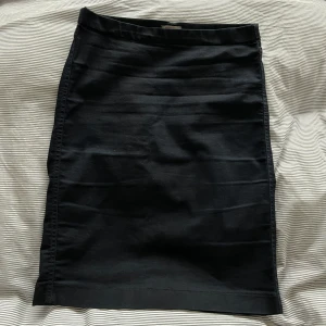 Svart kjol från Filippa K - Snygg svart kjol från Filippa K i en stilren design. Storlek L. Knappt använd. Nypris ca 2600kr.