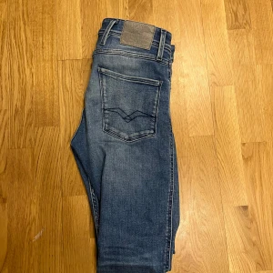 Replay Anbass Jeans - Dessa Replay jeans är det perfekta alternativet nu till våren! De har en diskret tvätt för en modern look och är perfekta för vardagsbruk. Längden är 32 och de är i ett mycket bra skick. Ifall ni har frågor och funderingar är det bara att höra av sig!