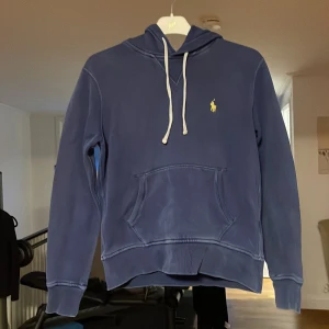 Ralp lauren hoodie  - Ralph lauren hoodie bra skick 7.5/10 storlek S vis frågor eller funderingar hör av er!