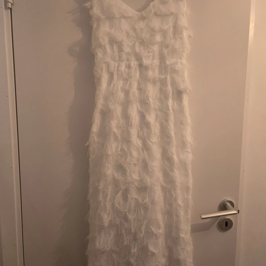 Vit klänning med fjäderdetaljer - 3