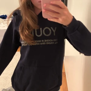 Mörkblå hoodie - En jättefin mörkblå hoodie ifrån Gina Young 💙 