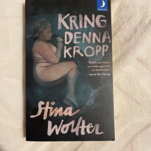 Kring denna kropp - Boken 'Kring denna kropp' av Stina Wollter utforskar kroppens historia och identitet. Den tar upp teman som mod, självacceptans och att bryta normer. Perfekt för den som vill inspireras och utmana sina tankar om kropp och själ.