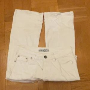 Low cut utsvängda vita jeans - Vita utsvängda jeans från lonky, köppta på plick men har aldrig andvänt då dem är för långa. Fint skick och passar till alla klädstilar.w26 L32 