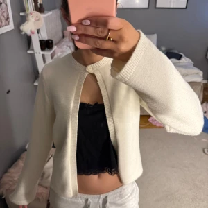 Kofta - Snygg stickad kofta med en knapp från ginatricot, Helt oanvända och i storlek Xs. Hör av för dig fler frågor!👍🏼😊💖