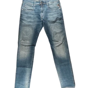 Repley Anbass Hyperflex - Snygga blå jeans från Replay i modellen Anbass. Passformen är slim fit. Storlek 31x32. Skick 9/10. Använda bara ett fåtal gånger, jättebra skick. Pris kan diskuteras. Skriv om ni är intresserade.