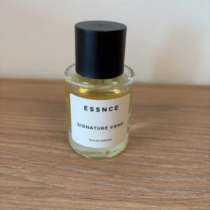 Essnce Signature Vang Eau de Parfum - Essence signature vang parfym, knappt använd och nästan som ny