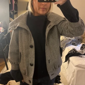 Grå kappa med knappar - Säljer nu den snyggaste jackan!! Älskar denna och passformen den har!