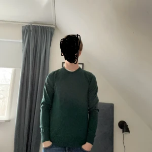 Stickad tröja från J.Lindeberg - Säljer den här stickade tröjan från j. Lindberg som är använd ett fåtal gånger och har inga defekter. Skriv för bilder eller andra frågor.