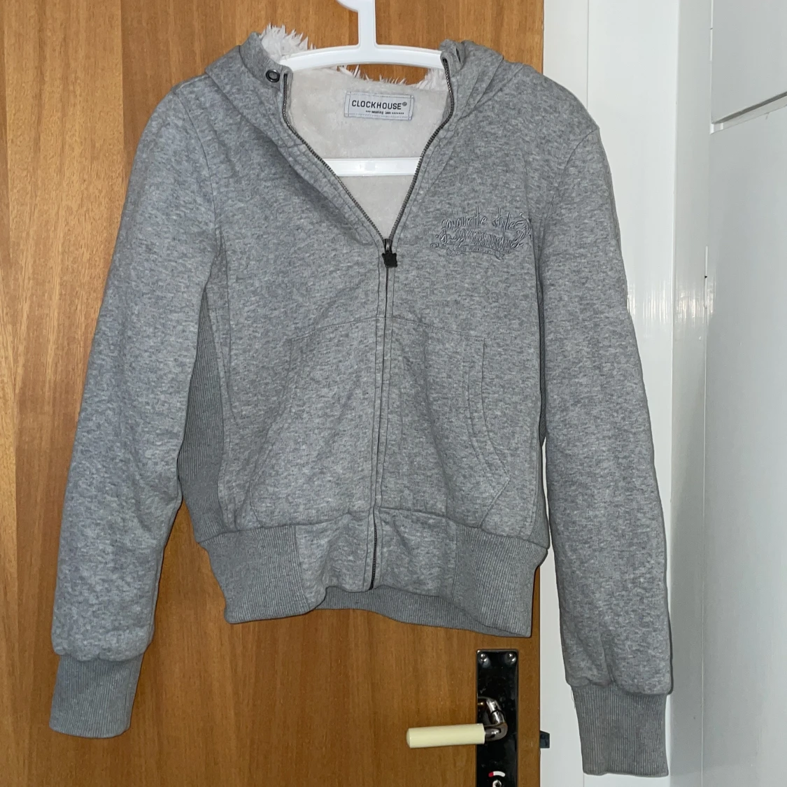 Grå hoodie från Clockhouse