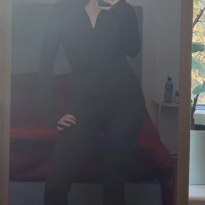 Brun ribbad jumpsuit - Säljer en snygg brun ribbad jumpsuit med långa ärmar och hög krage. Perfekt för en stilren look. Passar bra till både vardag och festliga tillfällen. Väldigt luftig så svett är inget att oroa sig över!❤️